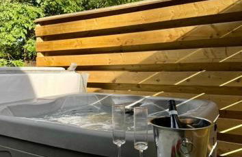 Ceridwen 6 - Hot Tub-Luxury-Pets-Perthshire-Romantic-Dundee - Photo 1