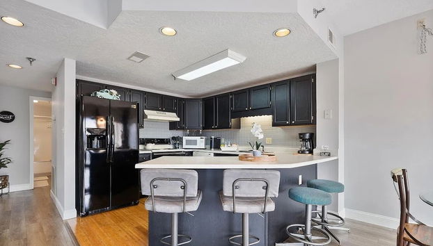 City View 611 3BD Condo with Jacuzzi Tub and Fireplace by RedAwning - Foto 5, Cocina privada