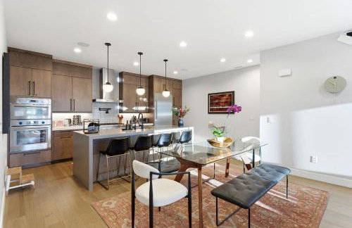 Luxury Hideout w Hot Tub Steam Shower - Photo 32