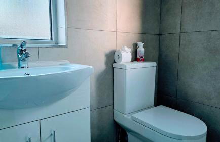 Modern 3 Bed House with Parking for Families and Contractors - Foto 25