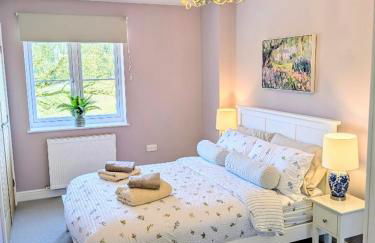 Coastal Whisper Sleeps 10 with Parking - Foto 9