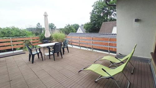Gemütliche Ferienwohnung mit großer Dachterasse in gehobener Wohngegend - Foto 3, sunbed, Garden view