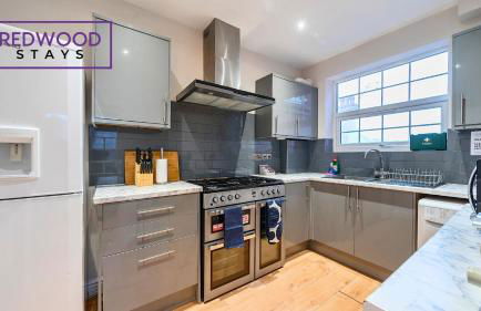 Newly Refurbished Spacious Serviced Apartment for Contractors and Families, Free WiFi & Netflix By Redwood Stays - Foto 12