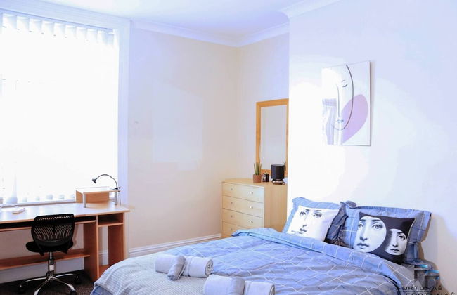 Beautiful 5-bed House Roker Beach - Photo 10