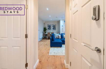 Newly Refurbished Spacious Serviced Apartment for Contractors and Families, Free WiFi & Netflix By Redwood Stays - Foto 21