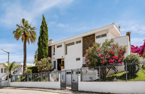 Deluxe 4BDR House W/ Pool by LovelyStay - Photo 8