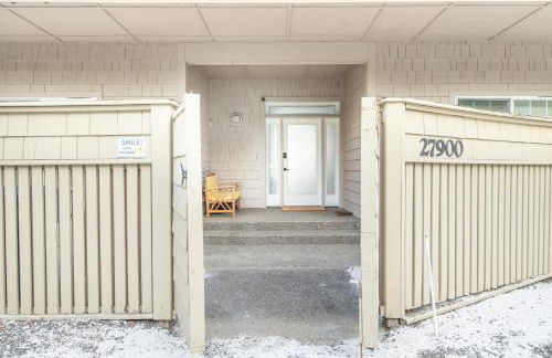 Modern retreat w/ stunning views & hot tub - Photo 10