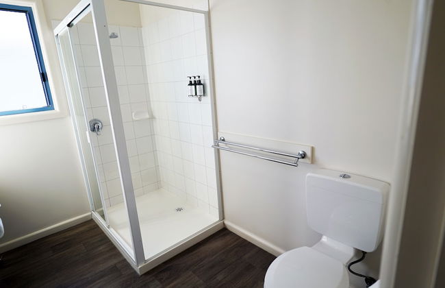 Captains Cove Resort - Waterfront Apartment - Photo 20