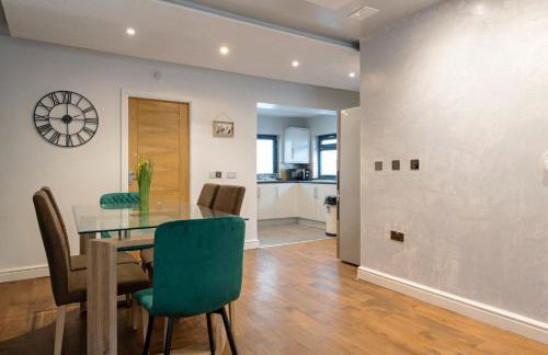 Spacious Cottage 3 Bedrooms with Free Private Parking in a Central Location - Foto 4