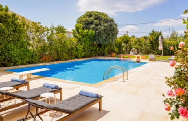 Deluxe 5 Bdrm Villa w Pool Next to the Beach - Photo 6