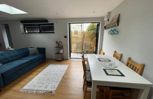 Modern Self Contained Garden Annexe Sleeps up to 4 - Photo 7