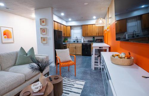 The Orange Lounge - 8 min to KU & Mass - Photo 36