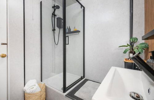 Trendy 2 Bed Flat - Near Airport - Foto 7