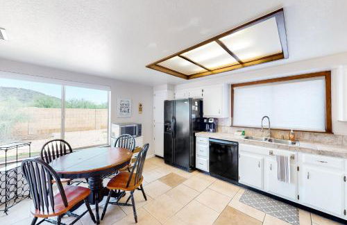 Retro home with enclosed yard, covered patio, grill, firepit, AC, & washer, dryer - Foto 8