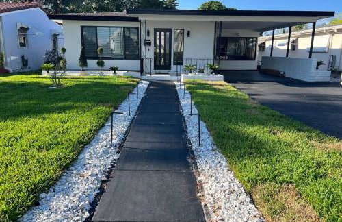 Modern Tropical Oasis with Arcade, HotTub & MiniGolf - Foto 2