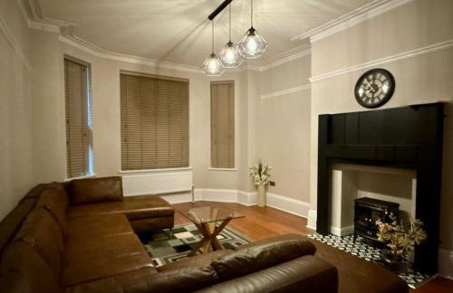 Large Luxury 4 bedroom home with parking - Foto 1