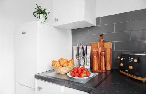 Spacious 3BR Weekend Getaway Home Near Etihad and Coop Live - Free Parking! - Foto 22