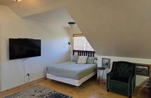 Wildland Gardens Farm House w Private Hot tub - Photo 13