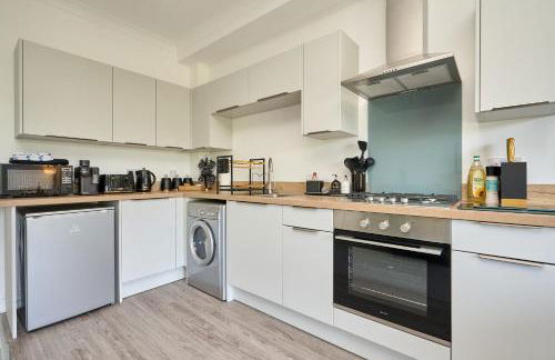 Riviera View - A Stunning Large 1 Bed Apt - Private Parking - 5 Mins To Beach - Dog Friendly - Close To Ventnor, Shanklin & Sandown - Ideal For Friends, Families & Business Travellers - Managed By "Greenstay Serviced Accommodation" - Foto 9