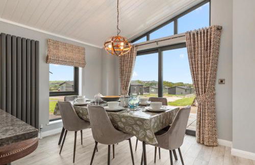 Ael-Y-Bryn - Luxury Lodge, Hot Tub, Three En-Suite Bedrooms - Photo 8