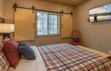 Uncle Chris Cabin by KABINO Air Conditioning Smart TVs Chefs Kitchen Spacious WiFi Grill Bills Island Reservoir Fishing - Foto 20