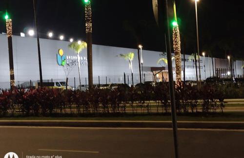 Luias, apartamento ao lado do shopping plaza e atacadão com wi-fi , tv grátis van na porta - Photo 49