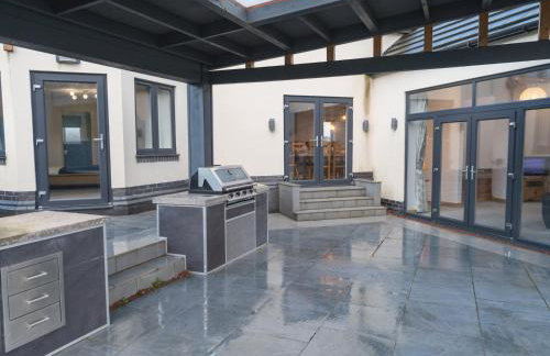 Modern 4-Bed Home Spacious & Comfortable - Pass the Keys - Foto 5