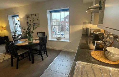 Large town centre apartment with parking - Photo 6