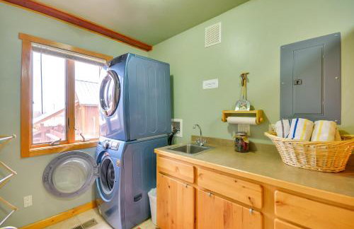 Off The Beaten Path Cabin with Mtn Views and Hot Tub - Foto 10