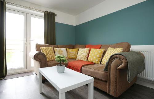 Homington House By N And N Stays, Perfect for Contractors and Workers, Private off road Parking for 2 vehicles, Fast Wifi - Foto 1