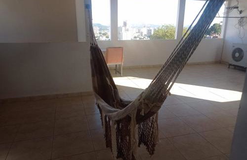 Studio na area central com ar condicionado, banheiro privado - Foto 1