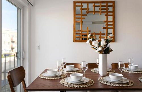 Enjoy Stylish 4BR Townhouse Sleeps 8 with Wi-Fi - Foto 8