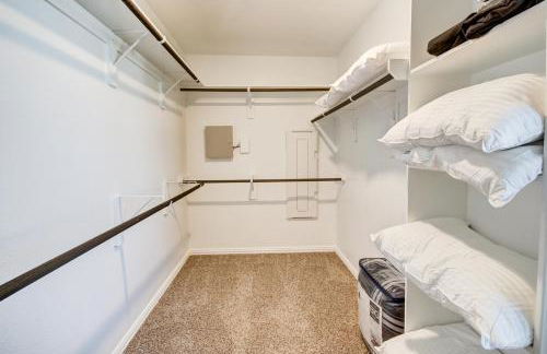 Meticulously-maintained 3-BR Townhouse w/ Backyard ~ Double-Story! - Foto 30