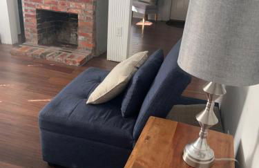 Getaway Country Cottage -Entire House w/ Fireplace - Foto 28