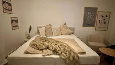 Little Royal - Photo 5