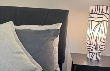 Brand-new flat, King Bed, Sofa Bed with full kitchen, Wi-Fi, self check-in Central location near everything - Foto 14