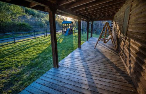 Ascension Cabin - hot tub, fire pit, babbling brook - Foto 14