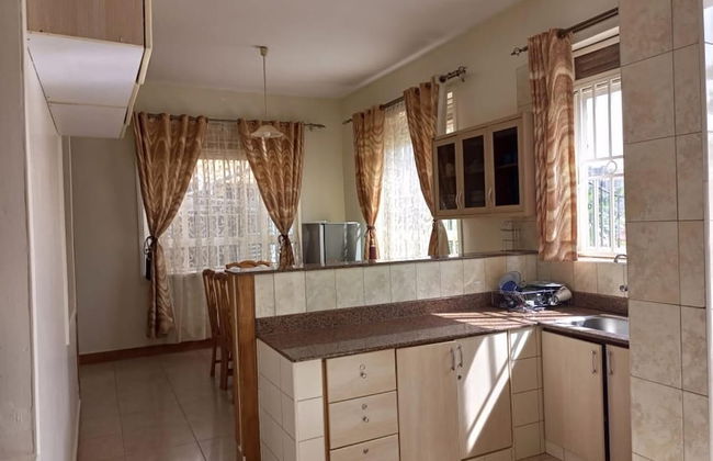 Captivating 3-bed Villa - Photo 13