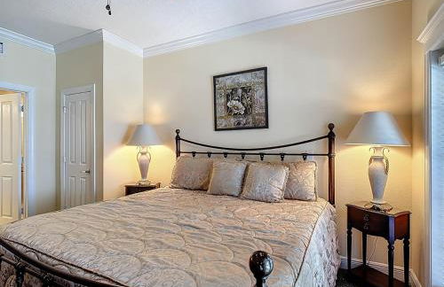 3-BR Condo with Dreamy Balcony Views, Walk to Pool - Foto 15