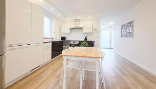 Tolstov House - 6 Zimmer Haus - große Küche - Garten - Parkplatz - 25min Messe DUS - Foto 5