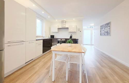 Tolstov House - 6 Zimmer Haus - große Küche - Garten - Parkplatz - 25min Messe DUS - Foto 5