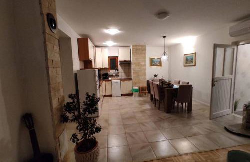 Kuća za odmor M&J s grijanim bazenom - Photo 41