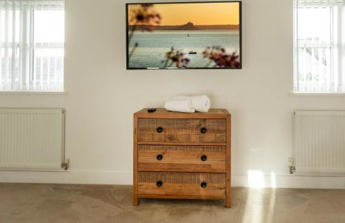 Luxe Detached 3 Bed Luxe House on Exclusive Private Estate Close to Coast Free Hot Tub Sleeps 6 Private Parking for 2 Cars - Photo 66