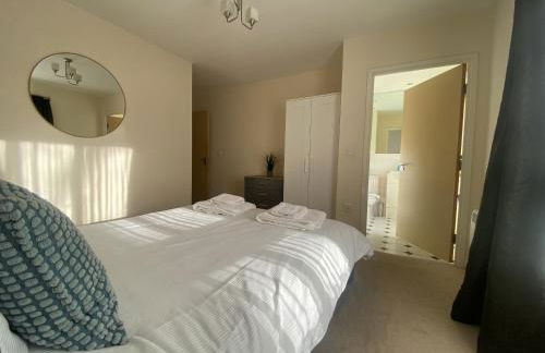 2-Bedroom Apartment with Balcony & Parking in Central Woking - Foto 3