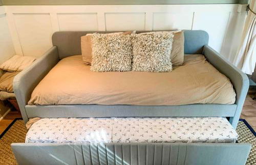 Beachglass Cottage - Family Friendly Kids and Pets - Photo 12