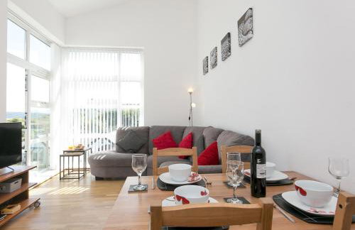 2 Bed Sea View Apartment with Balcony Parking - Pass the Keys - Foto 1