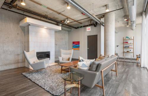 Linea Luxury Living with Indoor Pool and Rooftop Views in The Loop - Photo 3