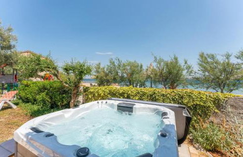 3 Bedroom Cozy Apartment In Ugrinic - Foto 7