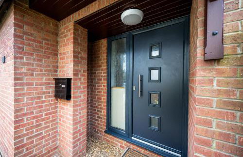 Splendid House Great Location to WAVE Surf & South West Water Park - Super Garden By STAE-Homes - Foto 5