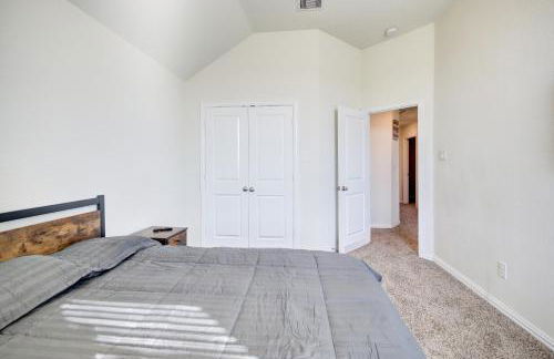 Meticulously-maintained 3-BR Townhouse w/ Backyard ~ Double-Story! - Foto 53